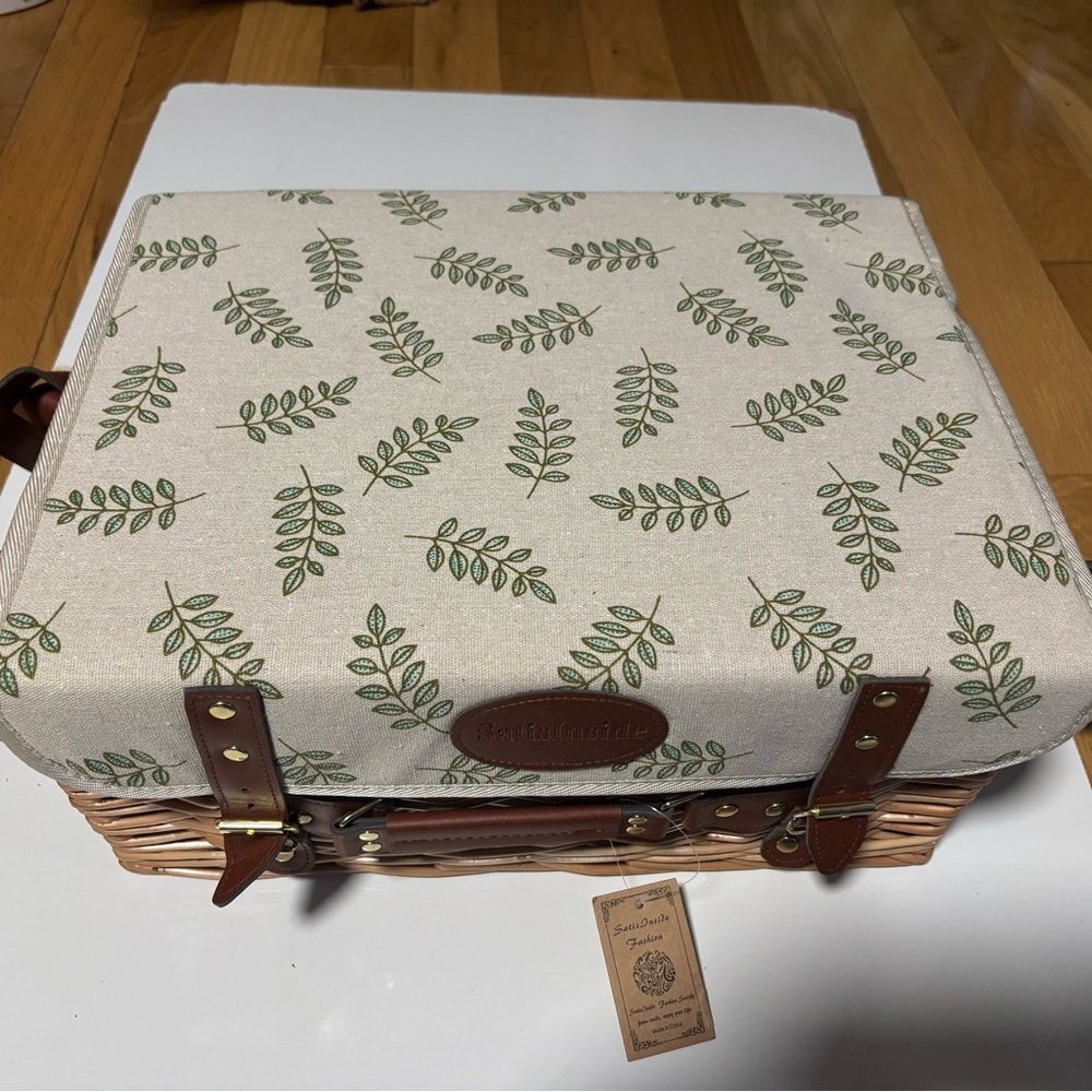 SatisInside Multifunctional Wicker‎ Picnic Basket Set for 4